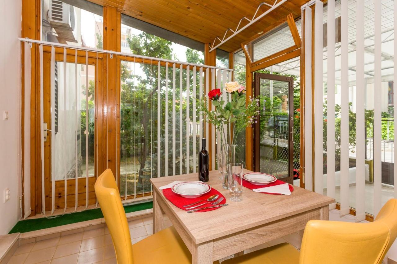 Comfortable Modern Studio With Shaded Patio Split Exterior photo